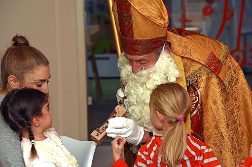 Der Heilige Nikolaus überreichte für die vom FuD unterstützten Kinder einen Schokoladennikolaus. © Patrick Kleibold