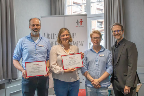 Presentation of the 2nd Neurodegeneration Research Award: Dr. Frank Stehr (right) with Prof. Peter van Hasselt (left), Dr. Esther Sammler and Dr. Daniel Saarela. © Andreas Überschär