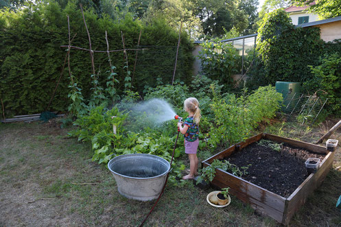 Meine kleine Helferin - ohne sie würde die Gartenarbeit nur halb so viel Freude machen ...