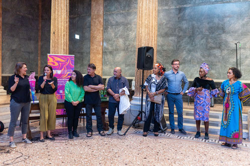 Von links nach rechts: Petra Sturm, Elena Messner, Gabriela Urrutia Reyes, Ljubomir Bratić, Mehmet Emir, Araba Evelyn Johnston-Arthur, Savo Ristić, Mariama Nzinga Diallo, Lia Kastiyo-Spinósa. Foto: Peter Horn