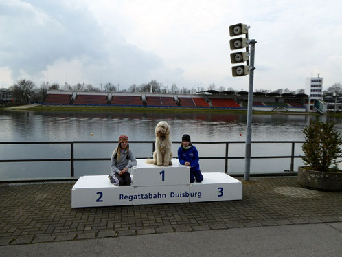 Ungewöhnliche Siegerehrung beim Bezirkswaldlauf 2016, Nr. 1 = Sieger auf der Beliebtheitsskala