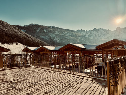 Carports mit Panoramablick auf den Dachstein Gosaukamm. Im Vordergrund die Sonnenterrasse für alle Gäste des Hauses. 
