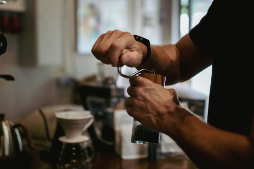 Mahlen des Kaffees mit einer Comandante Handmühle