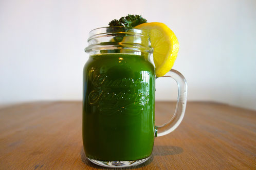 Green juice, groentesap gemaakt met notenmelkzak, nutmilkbag