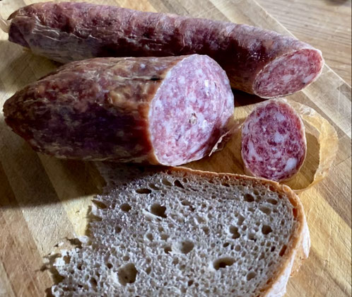 Ahle Wurscht, regionale Leckerei. Im Bild oben ein Stück von der Runden, unten ein Stück von der langen und dickeren Stracken.