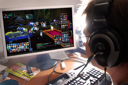 Viele Menschen flüchten aus dem realen Leben mit Computerspielen.