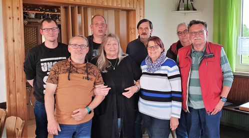 Von links: Felix Sodann, Jörg Lenz, Markus Mühleis, Elli Hirschmann, Günter Goßler, Renate Lang, Helmut Hirschmann und Harald Lang. - Foto: Benedikt Hoffmann - 05/22