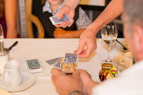 Tischzauberer Stuttgart & Zauberin die Symbiose der Close-Up Magie. Table hopping ist eine Kunst direkt unter den Augen an den Tischen ganz nah dran. Die Tischzauberei kann auch im stehend und als Walking Act durchführbar!