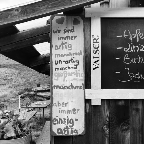 wunderbarer Spruch an einer Alphütte  zwischen Feldis Motta und Brambrüesch, Graubünden CH