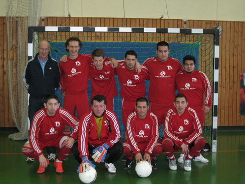 Stehend: Coach Herbert Schweim, Georg Erdelbrock, Chris Schlehe, Waldo Lucero, "Mo" Elham, Rodrigo "Taka" Bustos, vorne: Claudio Gonzales, Walter Paredes, Jonathan Lopez, Wladimir Reyes