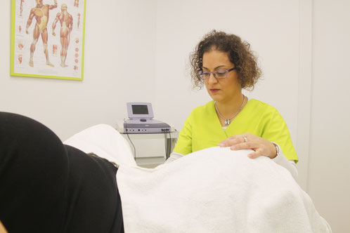 Fisioterapeuta atendiendo una paciente con técnicas de fisioterapia de suelo pélvico en Clínica Fisia, clínica de fisioterapia especializada en Tafalla (Navarra)