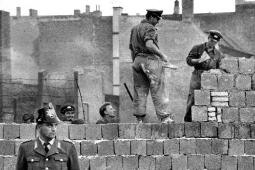 Westberliner Polizist 1961 vor der Mauer in Berlin