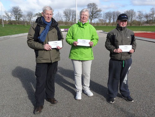 v.l.: Turniersieger Otto Hansen, 2. Platz Annelie Lesch, 3. Platz Justin Mohrkamm