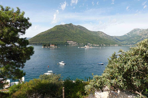 Blick auf die Insel "Our Lady of the Rock" in Perast. 