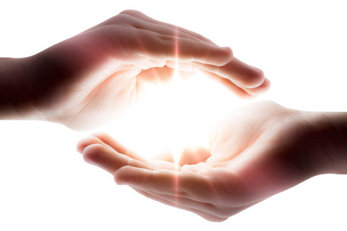 zwei hände mit hellem licht in der mitte