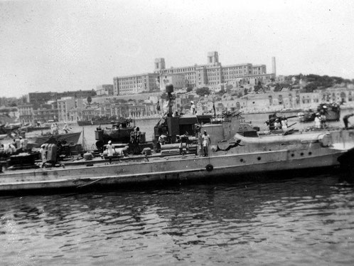„S 61“ im Schlepp von „MGB 670“ im Hafen von La Valetta/Malta - Bild: Archiv Ashley Gowing