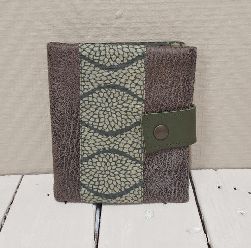 Petit portefeuille compact homme, couleurs de la  nature faux cuir  marron taupe  tissu kaki vert motif végétal 2 volets