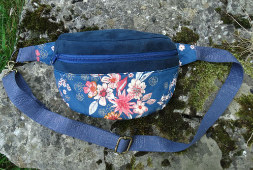 sac banane femme, faux cuir effet daim bleu marine, tissu avec des fleurs colorées, 3 compartiments, porte-cartes