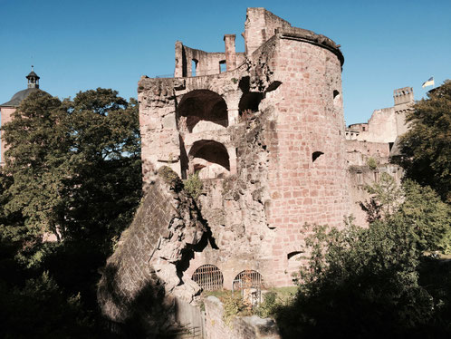 Städtereise Deutschland, der zerborstene Wehrturm vom Heidelberger Schloss