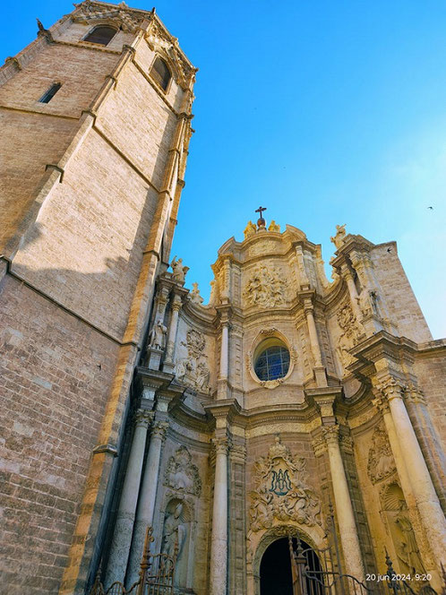 la Puerta de los Hierros sin duda, es más moderna de las tres que componen la Catedral, destacando por su gran belleza y valor, siendo uno de los pocos ejemplares del barroco.