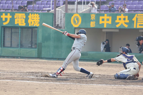 適時二塁打を放つ橋本