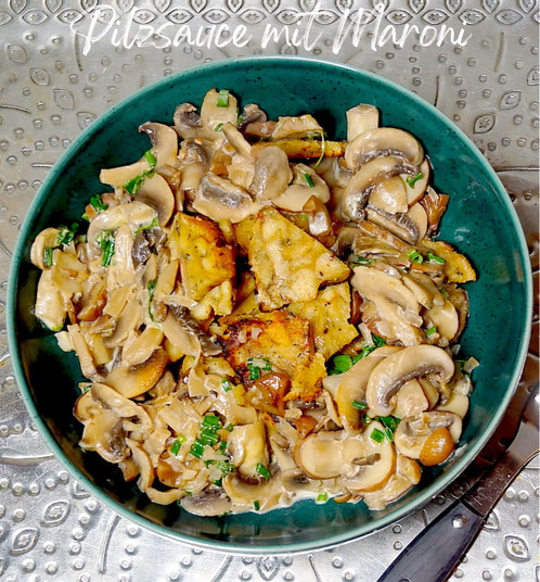 rahmige Sauce mit Champignons und Esskastanien zum gerösteten Semmelknödel