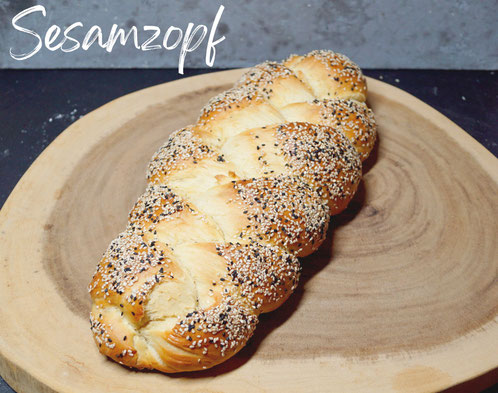 Butterzopf mit Sesam