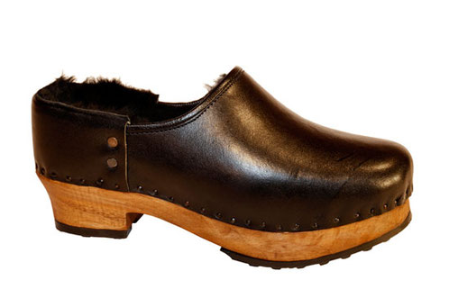 sabot suédois fermé pour l'hiver et pour femme, tout doublé en peau de mouton, réalisé par les sabots d'isa, maître artisan, fabrication à la main et sur mesure
