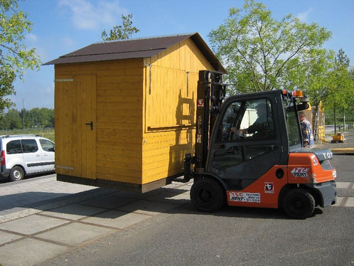 Mobile Markthütte mit Gabelstapler