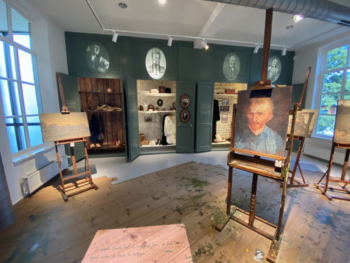 museo van Gogh a Neuenen con ritratto dell'artista e allestimento dell'epoca