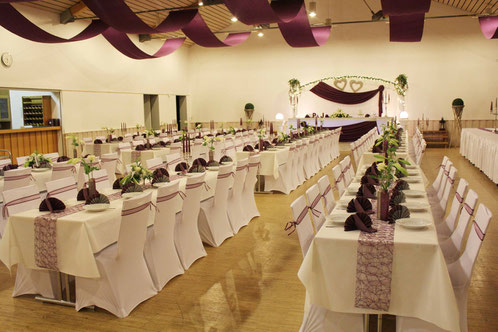 Hochzeitssaal in Kreuztal - unsere Full-Service-Dekoration im stilvollen Aubergine