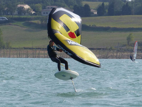 Alexis Marechal navigue en aile windfoil avec son foil Aeromod au lac de la Ganguise, octobre 2021