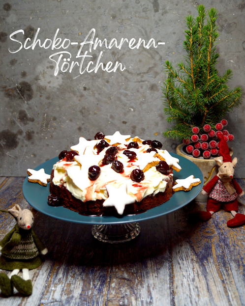 Brownieboden, Mascarponecreme und zuckrige Amarenakirschen werden hier zur Weihnachtstorte.