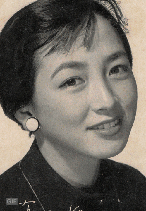 有馬稲子さん。『明星』1956（昭和31）年3月号付録のブロマイドより