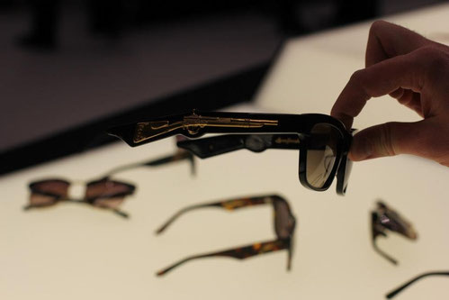 Brille mit Gewehr