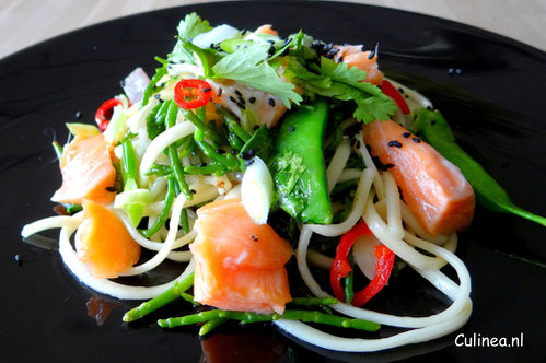 Noedels met zalm en roerbakgroenten