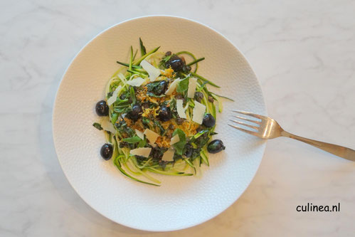 Courgettini met olijven, basilicum en pangrattato