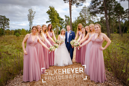 Hochzeitsfotos, Hochzeitspaar, Brautpaarshooting, Brautpaar und Brautjungfern, Hochzeitsshooting