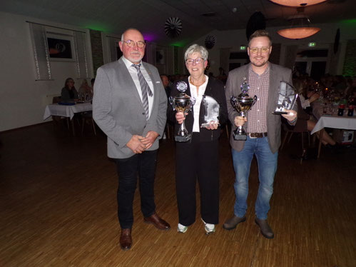 von links: Ehrenpräsident Reinhard Schmeling, Sportlerin des Jahres 2025 Gabi Liedtke und Sportler des Jahres Andreas Thomes