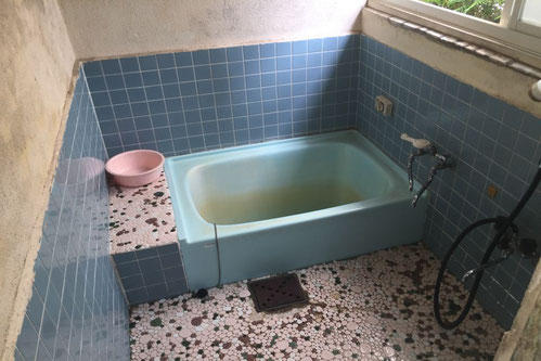 中野区のモルタル在来浴室設備解体