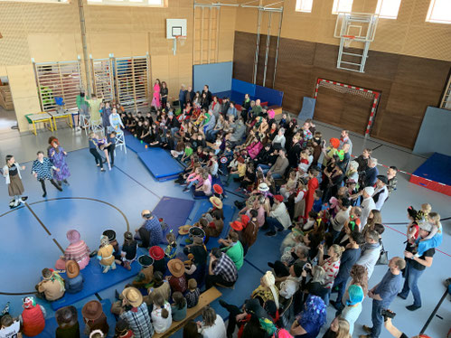 VOLLES HAUS IN DER TURNHALLE EUGENDORF