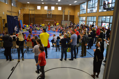 VOLLES HAUS IN DER TURNHALLE EUGENDORF