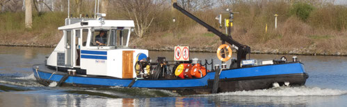 Bunkerboot bevoorraadt binnenvaartschip met diesel