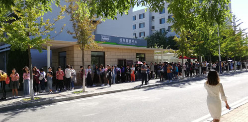 中国語学留学　大連外国語大学　学内シャトルバス乗り場の順番待ち