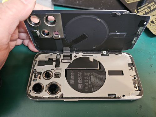 iPhone 15シリーズはApple純正部品で背面ガラス修理可能です