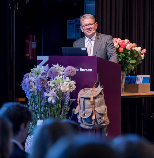 Ulrich Salm, Rektor der Kantonsschule Sursee, bei seiner Maturaansprache. Foto Marcel Gühr.