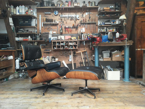 Eames Lounge Chair. Holzarbeiten, tauschen der Shock Mounts, reinigen auffrischen. Restauriert 2014