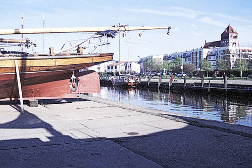 im Museumshafen Hafen von Greifswald Heck eines Segelboots Hafenviertel Plattenbauten Marienkirche Kunstblog Enno Franzius