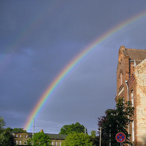 Regenbogen Regenbögen über dem Bahnhof von Greifswald Kunstblog Enno Franzius