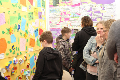 Umlagert: Am Stand des Bündnisses scharten sich Schüler:innen um die Ausstellung der Wettbewerbsergebnisse. © Beate Ney-Janßen